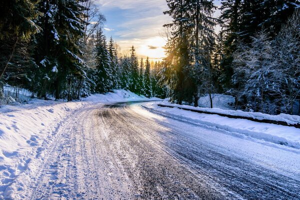 Paisaje de invierno de la carretera