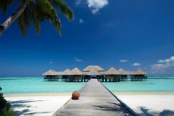 Weißer Sandstrand und Bungalows im blauen Meer