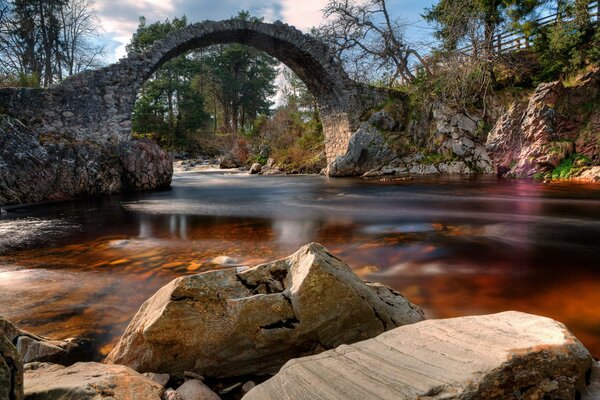 Puente en Escocia. Carrbridge