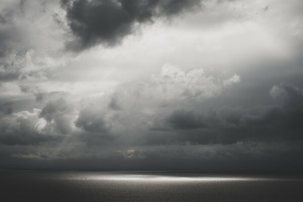 Wasseroberfläche und Himmel mit Wolken