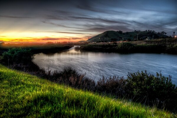 Tranquila puesta de sol por la tarde sobre el río