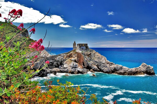 Traumhafte Landschaft Italiens. Das Haus liegt auf einem Felsen am Meer, es ist wichtig, dass Lichtwolken vorbeischwimmen