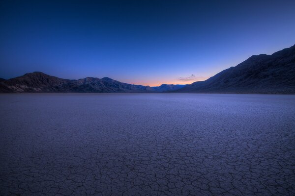 Bagliore nel blu del deserto