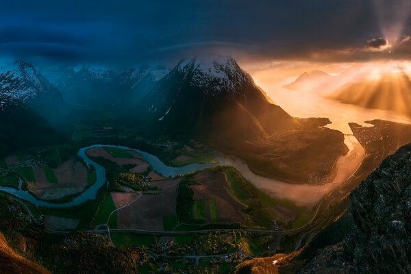 Vallée norvégienne à la lumière du soleil