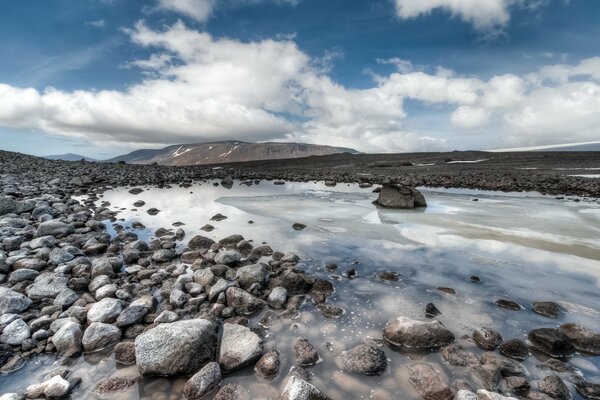 Paesaggio: cielo nuvoloso natura montuosa e rocciosa