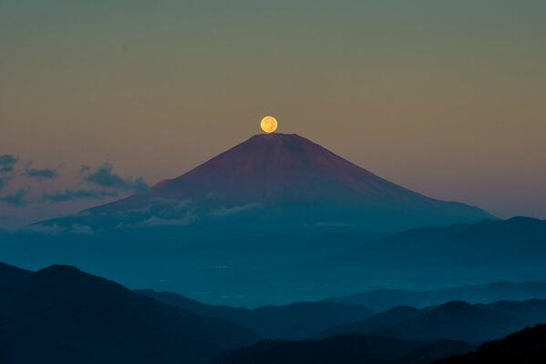 Mount Fujiyama am Mondhimmel im September