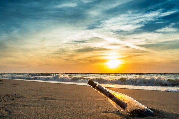 Flasche, die vom Meer am Ufer getragen wird