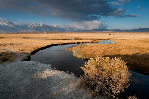 Nuvole blu e fiume poco profondo