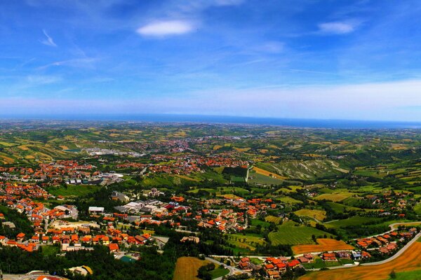 Vista desde arriba de la ciudad en las montañas