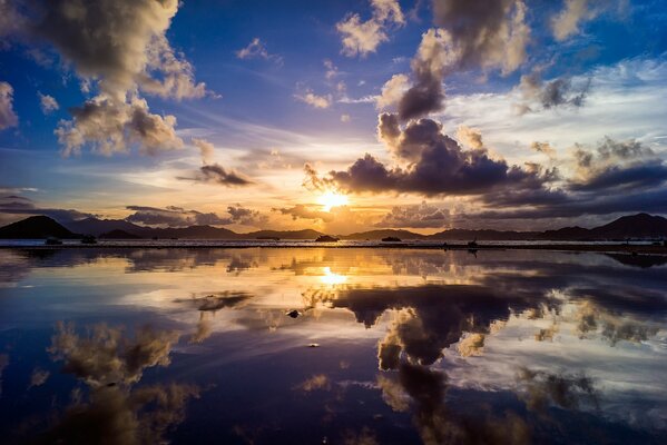 China: nubes reflectantes en la bahía del amanecer