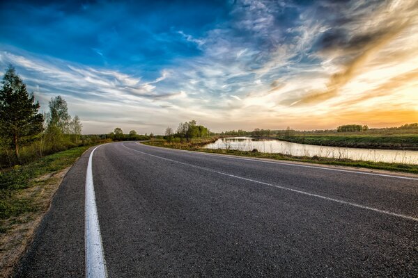 A lo largo de la carretera se extiende un pequeño lago