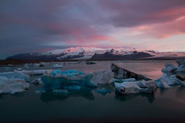Amanecer entre icebergs en Islandia