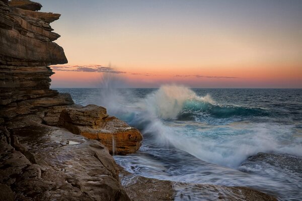 Coucher de soleil mer éclaboussures vagues