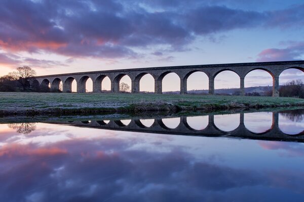 Brücke am frühen Morgen in England