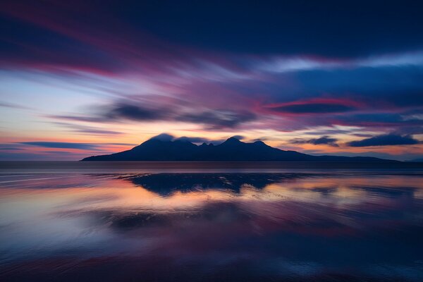 Hermosa puesta de sol en el océano