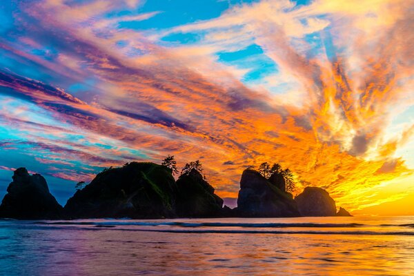 Puesta de sol en la isla detrás de las montañas