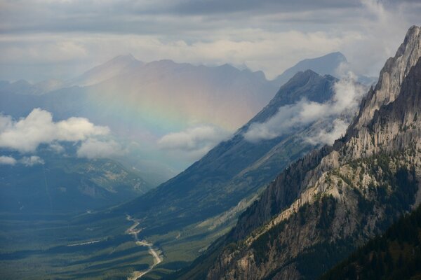 Panorama delle montagne arcobaleno dopo la pioggia