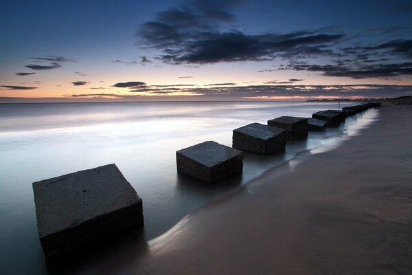 England: plates facing the sea