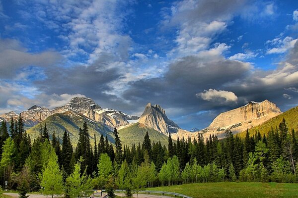 Les montagnes rocheuses côtoient un paysage pittoresque. Canada