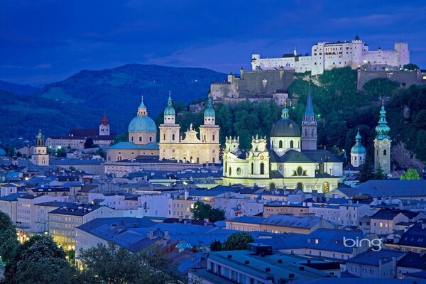 Abendstadt in Lichtern. Der Dom in Salzburg