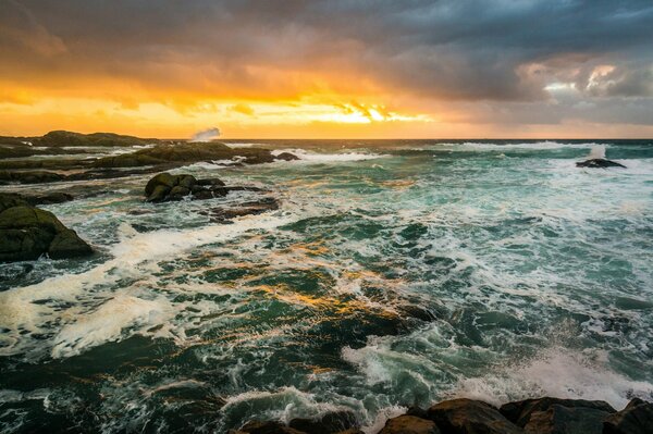 Las olas del mar golpean las piedras