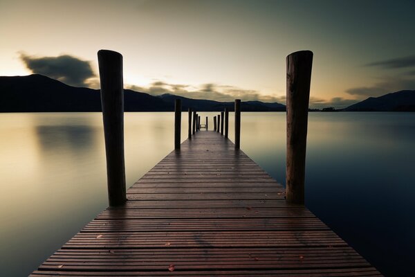 Photo d un lac avec une jetée