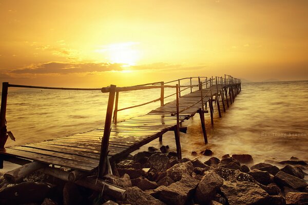 Puente en el mar al atardecer