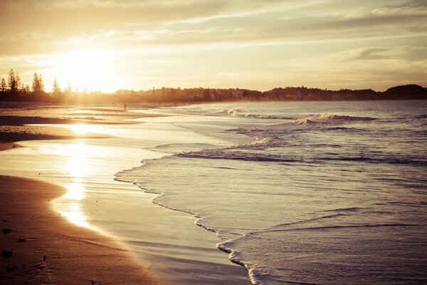 Strand am Meer bei Sonnenschein