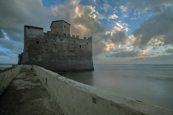 Bella torre al tramonto