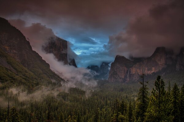 Góry w Parku Narodowym Yosemite