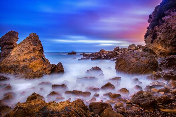 California: amanecer en la playa rocosa del océano