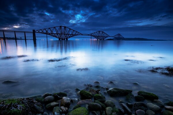 Fort Bridge en medio de un cielo nublado por la noche