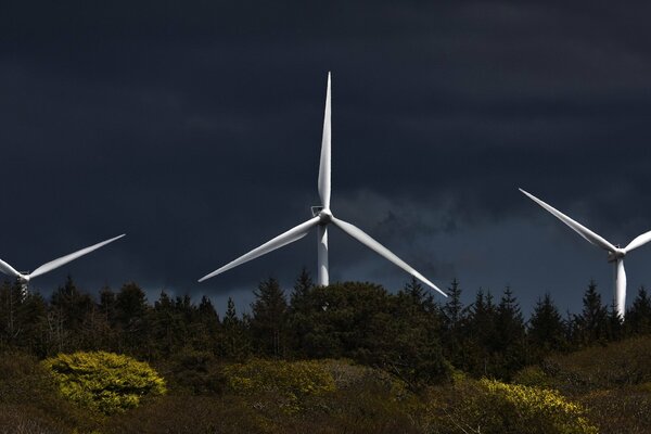 Windräder auf dem Hintergrund des donnernden Himmels