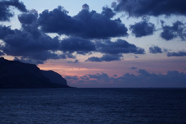 Mer Méditerranée en Sicile sur fond de falaises du soir