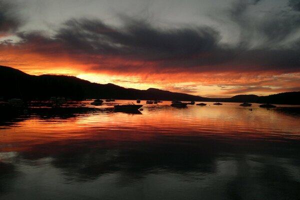 Brillante puesta de sol en el cielo sobre el lago