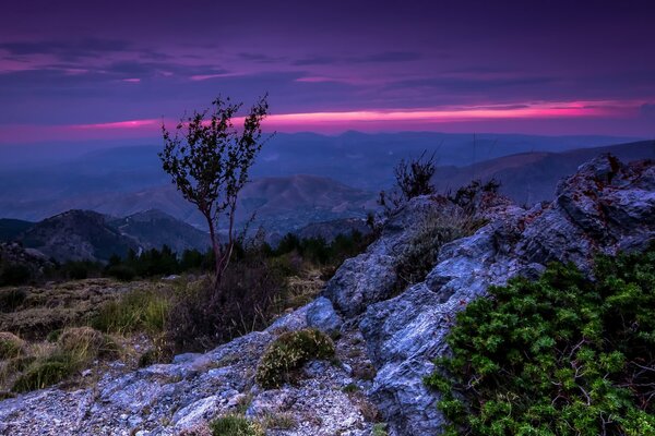 Himmlischer Sonnenuntergang in der spanischen Sierra Nevada