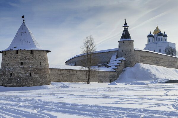 Die Wand der Kathedrale im verschneiten Winter