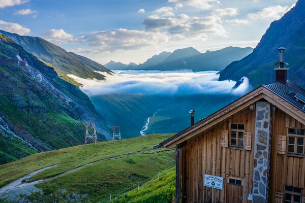 Haus im Tal inmitten der Berge