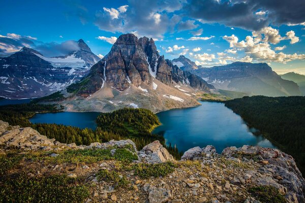 Lago di montagna contro il cielo nuvoloso