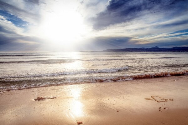 Сердце на песке утреннего берега моря