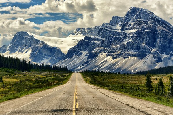 La strada per le montagne canadesi