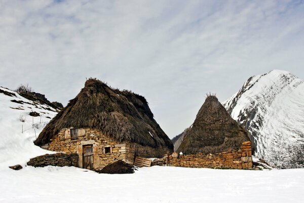 Casas en las montañas nevadas de España