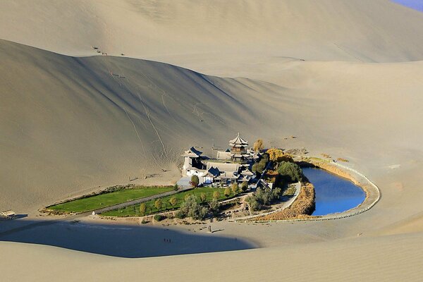 Estanque entre las arenas del desierto