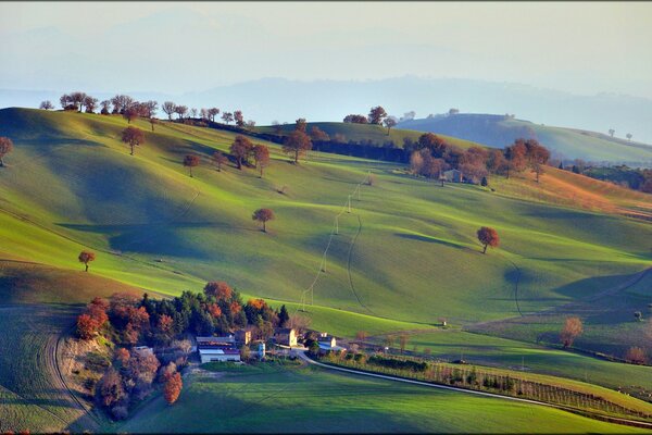 Paisaje rústico de montañas y campos en Italia