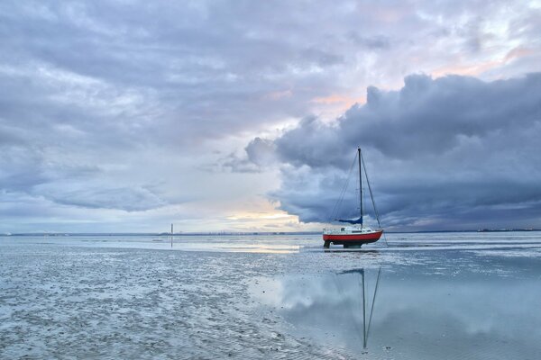 Samotna łódź na morzu. Krajobraz