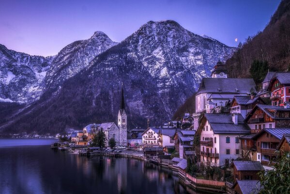 Village autrichien sur fond de montagnes