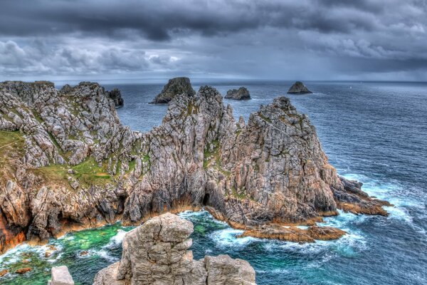 Rocce nel mare. Onde che battono