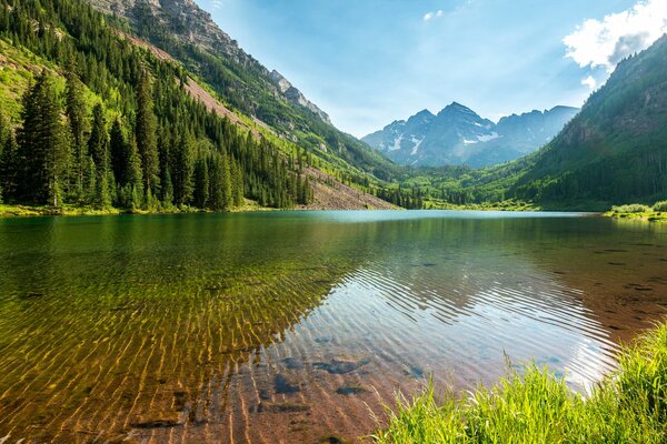 Чистейшая, прозрачная вода горного озера