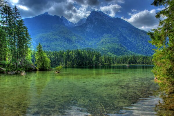 Eine Landschaft, auf der ein Fluss zwischen Wäldern und Bergen liegt