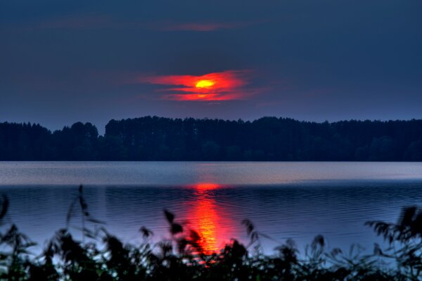 Riflesso di un tramonto sanguinoso nell acqua